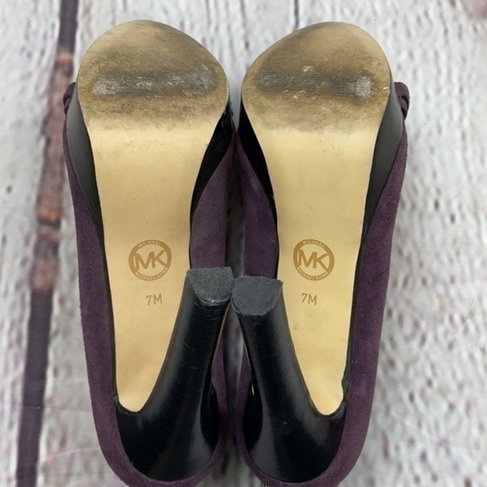 UEC Micheal Kors  w/ gold MK taupe suede heels 7 - Picture 6 of 8